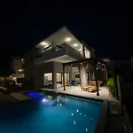 ヴィラ Luxury Natali With Pool, Terrace And Sea View
